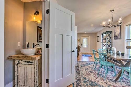 Downtown Brevard Retreat With Fire Pit And Deck!