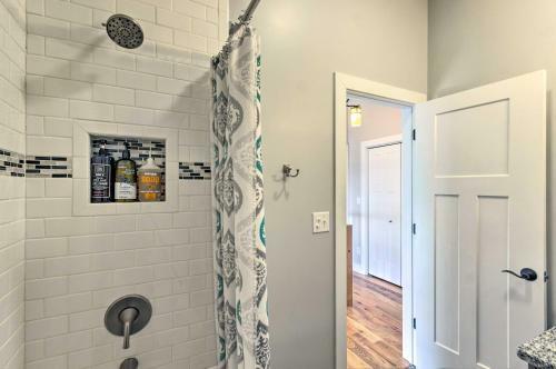 Downtown Brevard Retreat With Fire Pit And Deck!