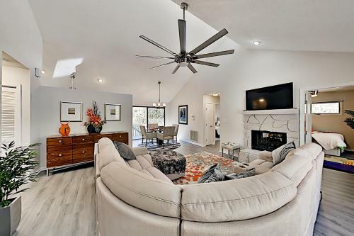 Spacious Lakefront Home - Pool, Tennis & Golf Home