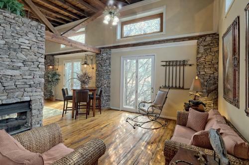 Hosteeva - Bryson City Loft 3br Luxury Getaway