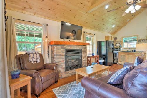Charming Riverfront Cabin With Private Deck And Hot Tub