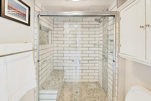 Apartamento New Listing! Beachfront Perch With Sparkling Pool Condo