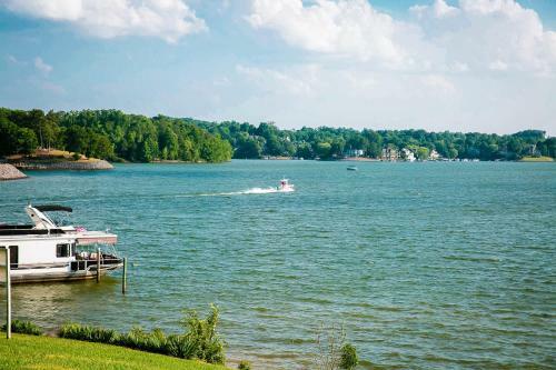 Waterfront Studio With Shared Porch #11 At Long Cove Resort