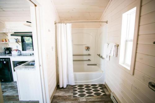 Waterfront Studio With Shared Porch #11 At Long Cove Resort