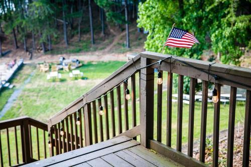 Waterfront Studio With Shared Porch #11 At Long Cove Resort