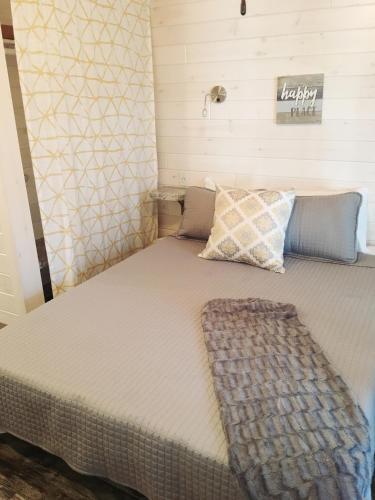 Waterfront Studio With Shared Porch #11 At Long Cove Resort