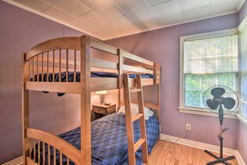 Quaint Cottage With Private Deck In Columbus!
