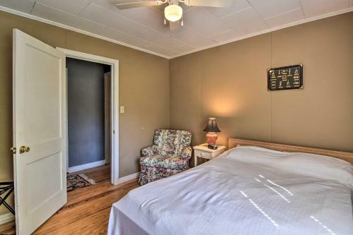 Quaint Cottage With Private Deck In Columbus!