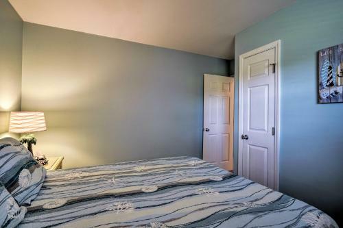 Colorful Emerald Isle Home, Walk To The Beach