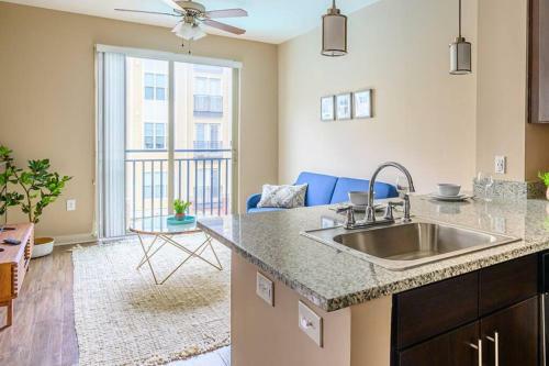 1br Downtown Apartment With Gym & Parking
