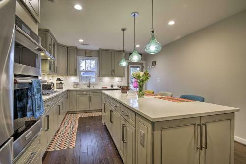 Chic And Central Downtown Duplex, 1 Mi To Duke!