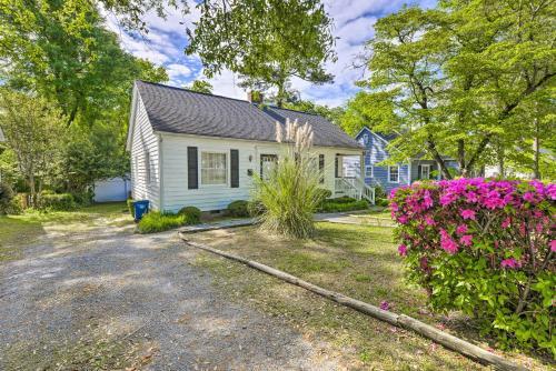 Charming Cottage With Yard Less Than 2 Mi To Downtown!