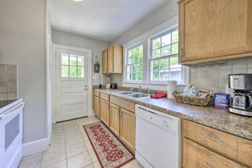 Charming Cottage With Yard Less Than 2 Mi To Downtown!