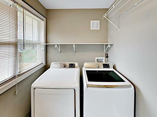 Updated Home - Near Area Breweries, Shops & Dining Home