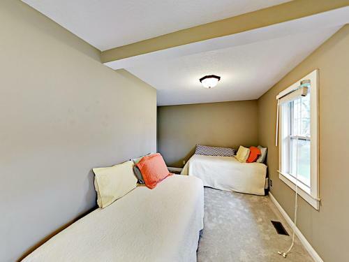 Updated Home - Near Area Breweries, Shops & Dining Home