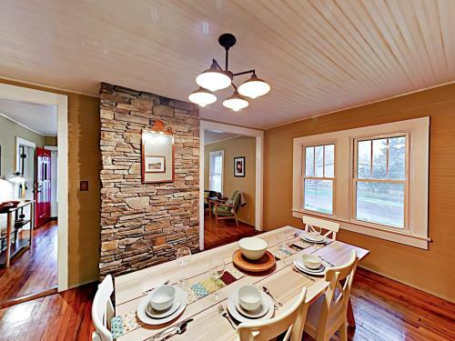 Updated Home - Near Area Breweries, Shops & Dining Home
