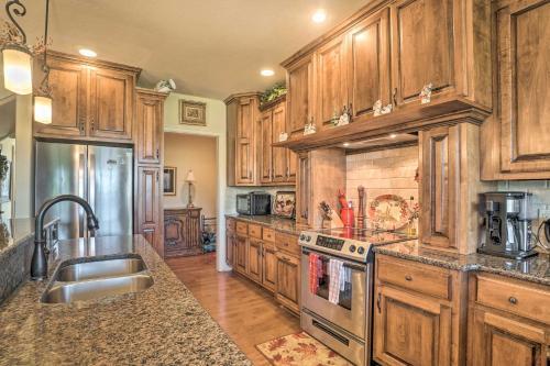 Upscale Mountain Home With View, 10 Mi To Dwtn!