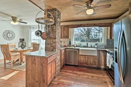 Flat Rock Home By Main St, 7 Mi To The Gorge!