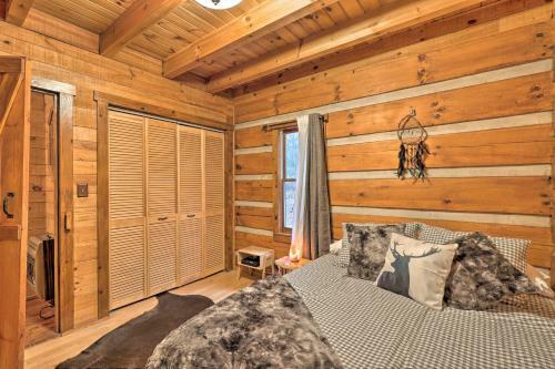 Gorgeous Log Cabin With Decks And Fireplaces!
