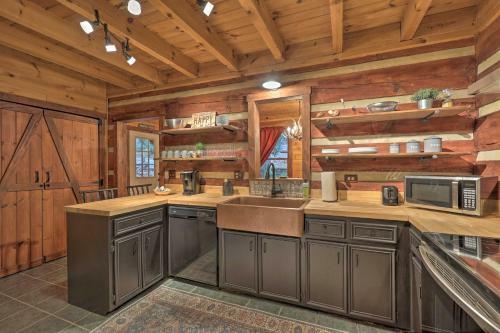 Gorgeous Log Cabin With Decks And Fireplaces!