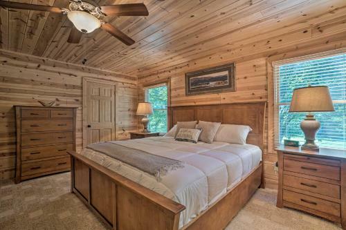 Lavish Cabin With Deck, Game Room And Mtn Views!