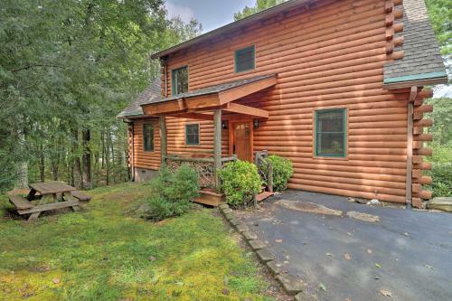 Quiet Forest Hideaway With Deck And Near Hiking!
