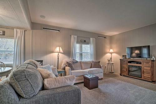 Welcoming Cabin Less Than 10 Miles From Hayesville!