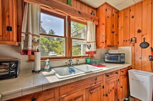 Rolling Acres Highlands Cabin With Fire Pit!