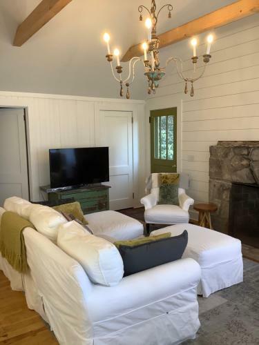 Lower Lake Cottage