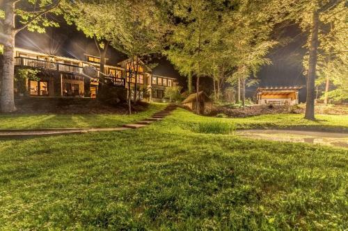 Fox Den - Lush Forest Retreat - Patio & Trails Home