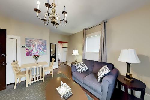 Apartamento Maxwell House - Unique 4-unit Home - Near Vineyard Duplex