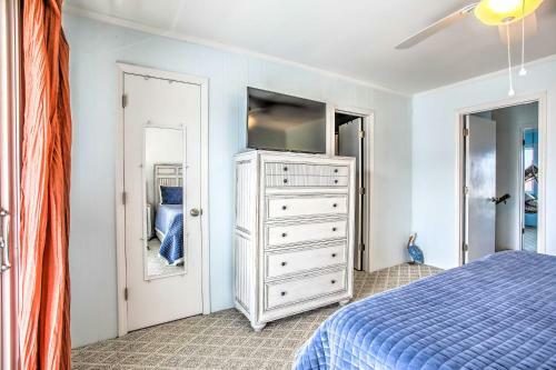 Coastal Oasis With Decks - Walk To Holden Beach