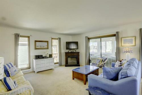 4122 - Blue White Haven