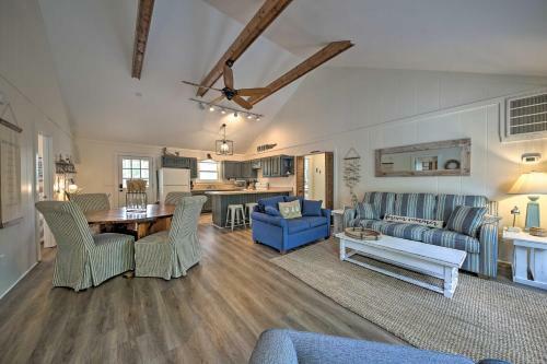 Airy Coastal Cottage With Deck Less Than 1 Mi To Beach!