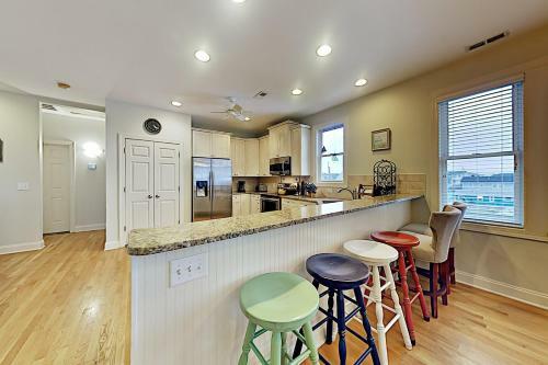 Spacious Coastal Escape - 2 Decks - Steps To Beach Home