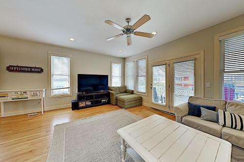 Spacious Coastal Escape - 2 Decks - Steps To Beach Home
