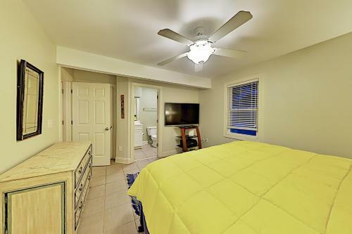 Spacious Coastal Escape - 2 Decks - Steps To Beach Home