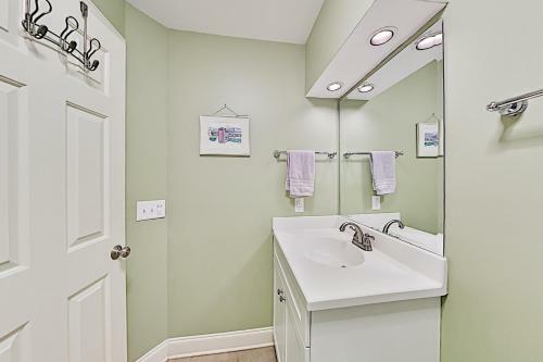 Spacious Coastal Escape - 2 Decks - Steps To Beach Home