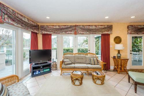Magnificant & Private Lakefront Estate Home
