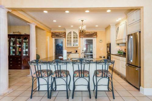 Magnificant & Private Lakefront Estate Home