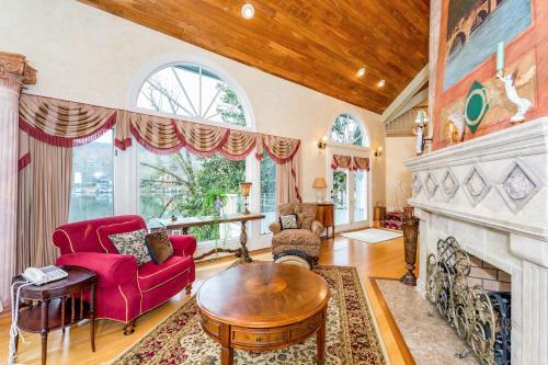Magnificant & Private Lakefront Estate Home