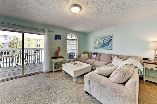 Luxe Basecamp With Balcony - 100 Yards To The Beach! Home
