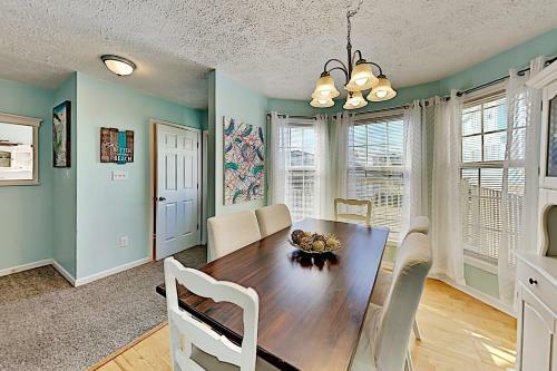 Luxe Basecamp With Balcony - 100 Yards To The Beach! Home