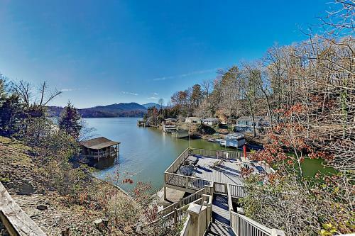 Lakefront Home With Private Dock & Mountain Views Home