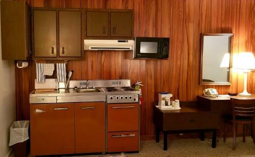 Tanglewood Motel And Log Cabins