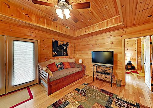 New Listing! Lakefront Log Home With Large Balcony Home