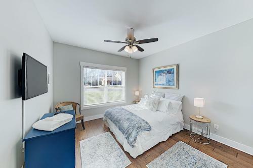 New Listing! Modern Mountain-view Getaway With Deck Home