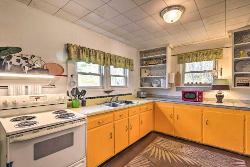 Cozy Mtn Cottage With Fire Pit Hike, Ski, Relax