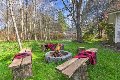 Cozy Mtn Cottage With Fire Pit Hike, Ski, Relax