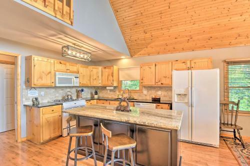 Mountaintop Murphy Cabin By Hiwassee River!